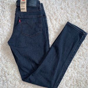 Women’s Levi skinny jeans
